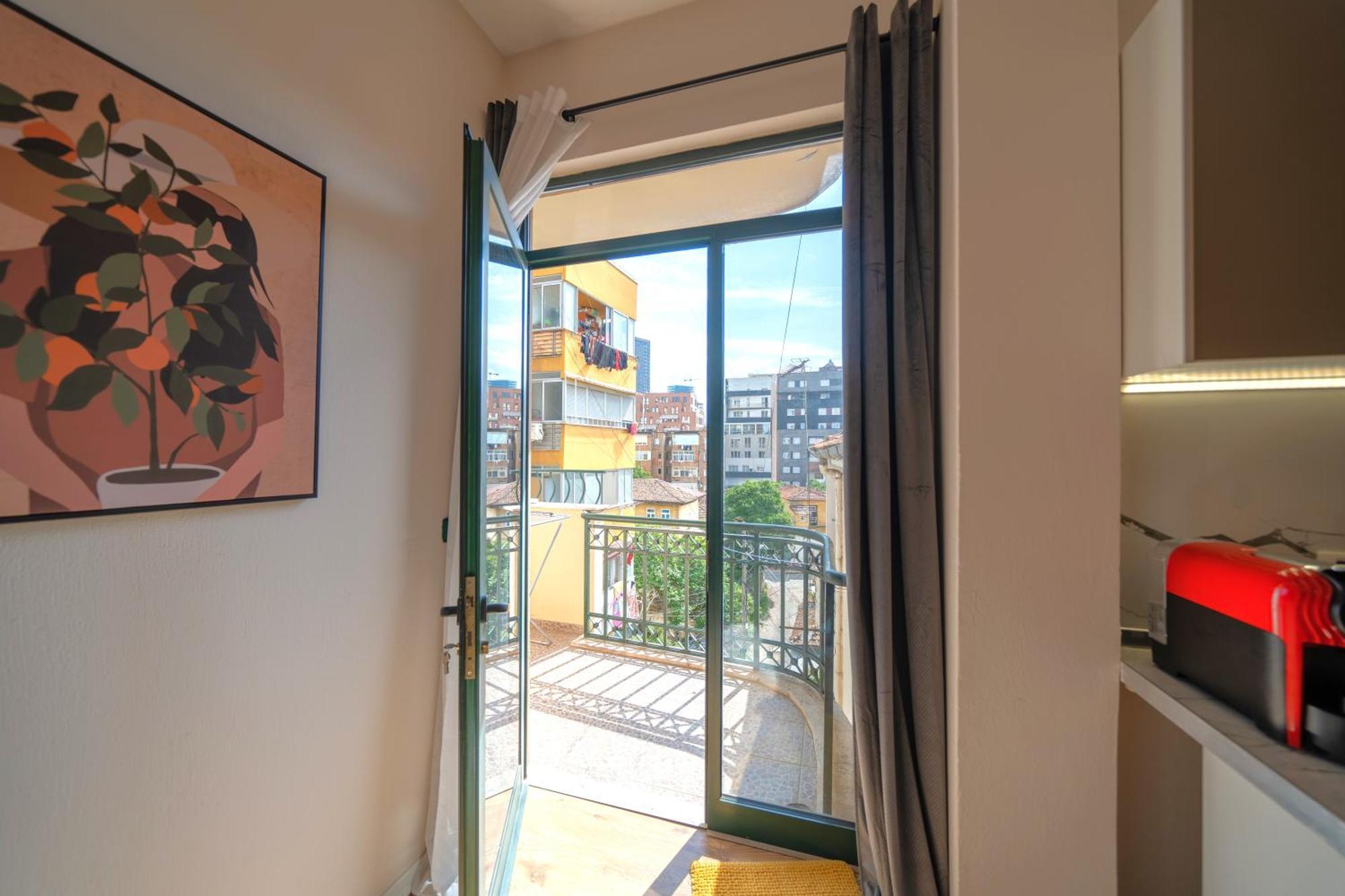 Colorful Comfy Condo Central Тирана Экстерьер фото